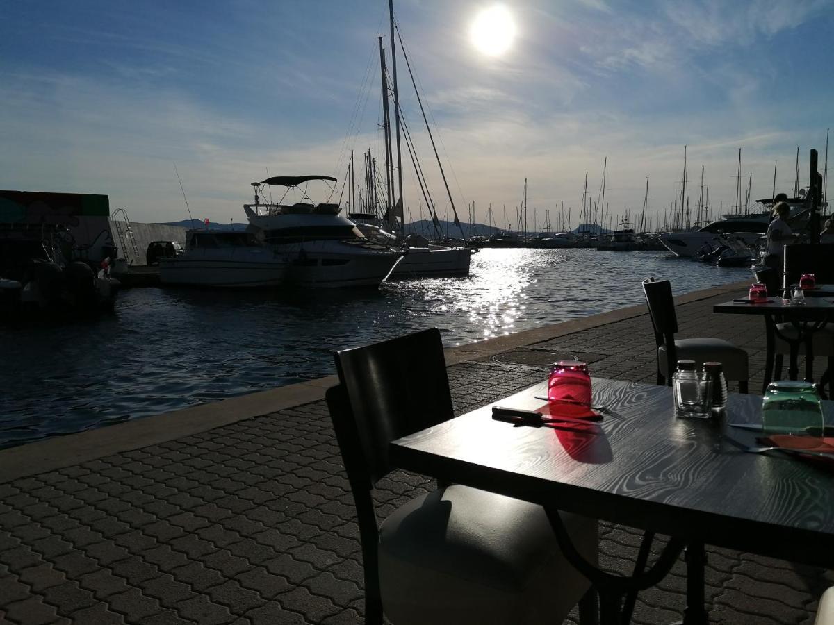 Voilier De Charme A Quai Otel Saint-Raphaël Dış mekan fotoğraf